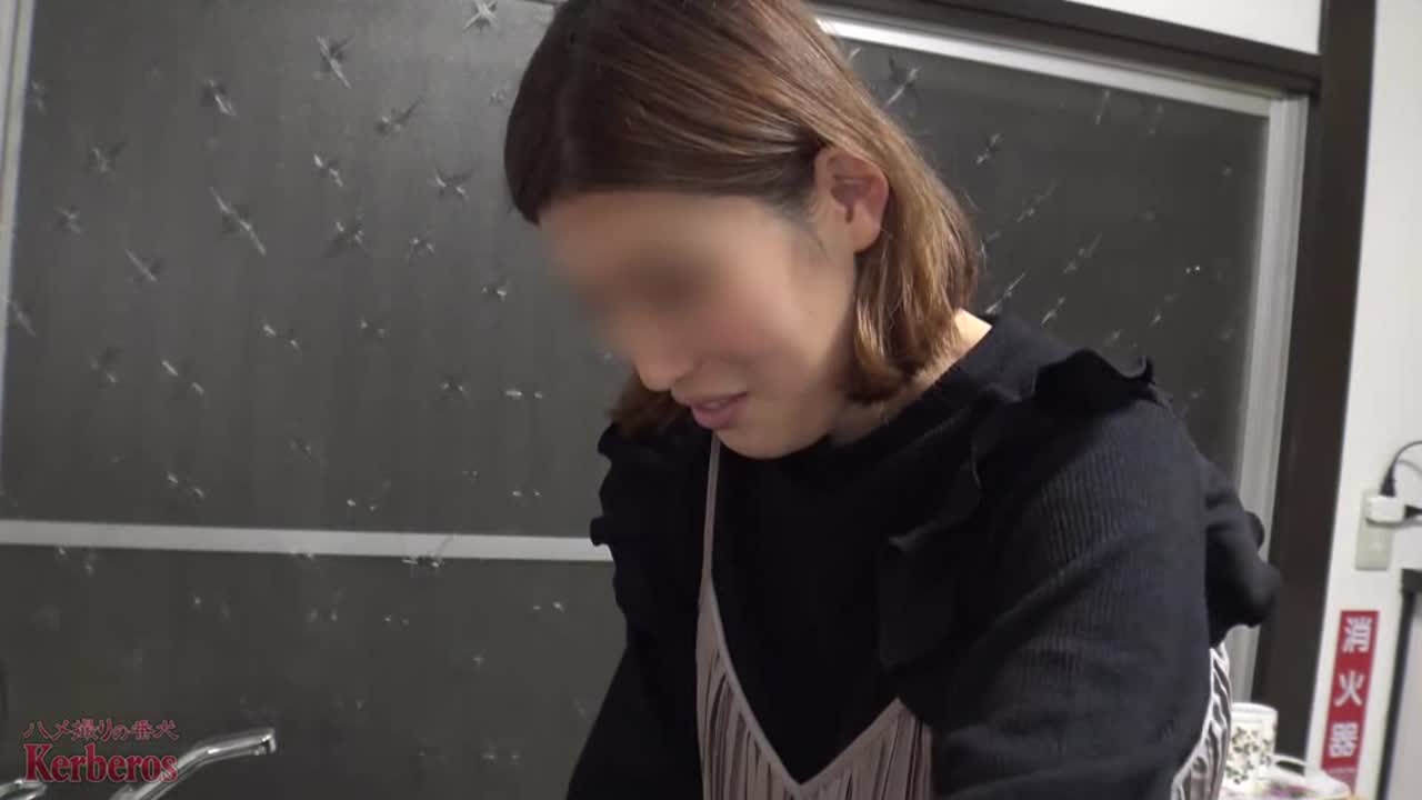 【無・人妻】旦那が留守の間に自宅にお宅訪問！手料理を作ってもらった御礼に子育ての** - FC2 Video (Adult)